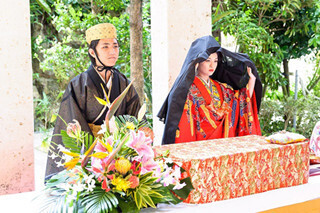 沖縄県那覇市で、古式ゆかしい琉球結婚式 - 伝統的な衣装や音楽、舞踊も