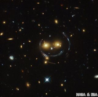 NASA、ハッブル望遠鏡が撮影した宇宙に浮かぶ「スマイル」を公開