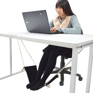 サンコー、デスクワークでむくんだ足を休めるハンモック式フットレスト