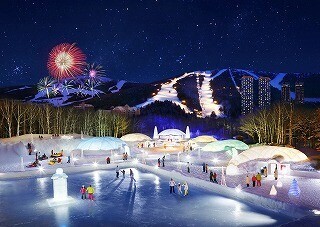 冬にだけ出現する氷の街で、犬ぞりイベントが開催