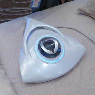 約70℃の温風を布団へ送り込みながらダニを吸引する「レイコップRP」 - じめっとした布団とサヨナラ