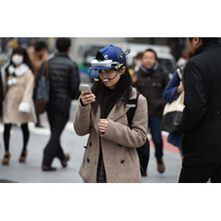 JAF、歩行中などの「ながらスマホ」の危険性を検証する動画を公開