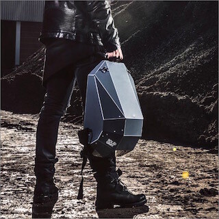 アルマジロの甲羅風ハードシェル型バックパックにキャリングハンドルが追加