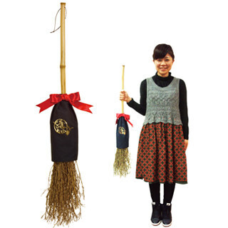 "魔女の宅急便"の「キキのほうき」発売 - キキの屋根裏部屋を再現できる!?