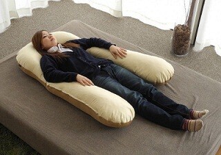 "抱かれ枕"の長さ&幅を選べるプランが登場 - 足まで絡められるタイプも