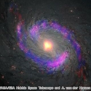 アルマ望遠鏡、4700万光年先のブラックホール周辺に有機分子を発見