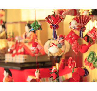 静岡県伊東市の旅館に伊豆の伝統・雛のつるし飾りが登場、飾り作り体験も