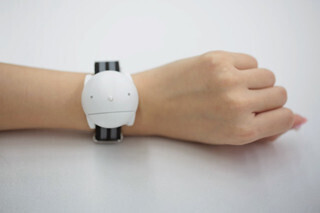 ウェザーニューズ、くしゃみ回数を計測する腕時計型デバイスで花粉量を調査