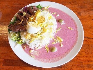 サクラのような淡いピンク色!? 特製ダチョウカレーを食べてきた!