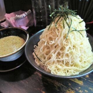 東京都・池袋の「梅もと」、超大盛りつけめん"ビッグバーン盛り"が安ウマ!