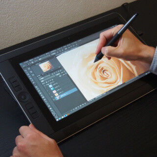 「Cintiq Companion2」で&quot;iPad画家&quot;・山岡セイコウが超リアルな薔薇を描く - 大型サイズの旧機種と比較