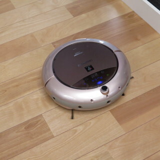 シャープ、部屋の隅をていねいに掃除するロボット掃除機「ココロボ」