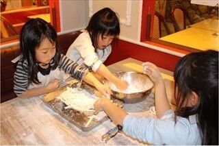 千葉県千葉市で、丸亀製麺のうどん職人体験 - 打ったうどんも食べられる!
