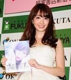 AKB48の小嶋陽菜、大胆露出のセミヌード写真集は「結構すごいです!」と自信