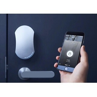 スマホがドアの鍵に! メールやLINEで合鍵を渡せるスマートロックロボット