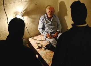 A･ホプキンスが鎖に繋がれ人質に!『ハイネケン誘拐の代償』予告映像公開