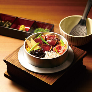 990円で期間限定商品「いぶり鰹の春釜飯」を販売 - 宅配チェーンの釜寅