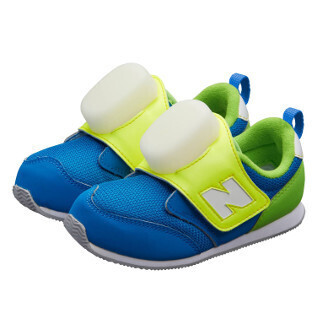 au未来研究所、スマホと連動する未来のお散歩シューズ「FUMM」発表