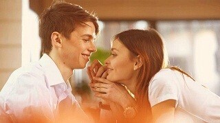 夫婦げんかを防ぐのはさくら色、妊活にはオレンジ色!? - 照明と心理の心理