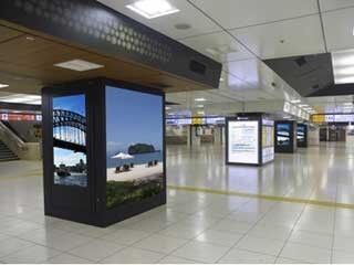 シャープ、東京駅に4K対応の70V型デジタルサイネージ用ディスプレイ