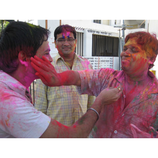 神奈川県・横浜赤レンガ倉庫で色とりどりの粉が舞う! "HOLI YOKOHAMA 2015"