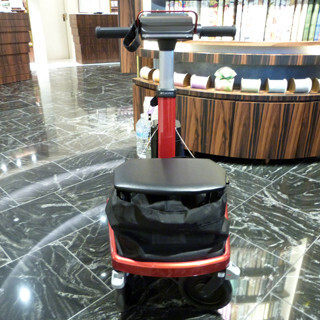 伊勢丹、歩行支援向けロボットアシストカートの体験会を期間限定で開催中