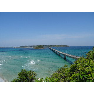 地元の”最強”絶景教えて! (1) 2つの青が心を洗う! 漁村の先に広がるコバルトブルーな世界に一筋の橋