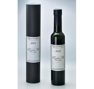 ワインボトルの中に新茶の茶葉を詰め込んだ「ヌーヴォ・ティ」が限定発売