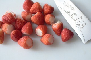 猫がデザインされたネコ包丁を使って苺のパンケーキを作ってみた