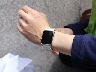 Apple Watch発売! その場で開封する人も - 各所の販売開始を街頭レポート