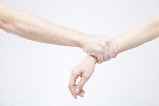 女性が男性に「腕グイ」されるのってどんなとき?