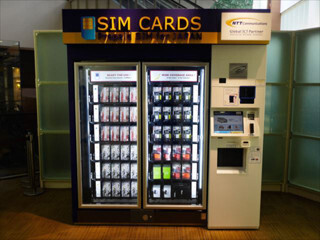 海外モバイルトピックス (89) 日本人も便利になる！訪日客プリペイドSIM自販機が続々登場