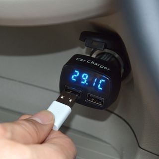 カーバッテリの電流と電圧が測れるUSB給電ポート付きシガーアダプタ