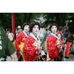 東京都・浅草で「三社祭」開催! 神輿や無形文化財のびんざさら舞も披露