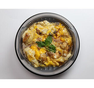 ふわふわ卵と香ばしい焼き鳥の「炭火焼き鳥の親子丼」発売 - スリーエフ