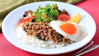 デニーズが「エスニックフェア」を開催 - ガパオガイを含む4品登場