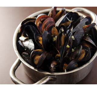 東京都・南青山のレストランで、伊勢直送のムール貝がバケツ1杯555円!