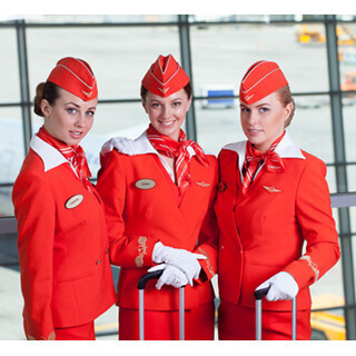 アエロフロート、世界で最も上品な客室乗務員の制服に「TVショーのよう」