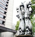 イングラムがついに桜田門・警視庁本庁舎に立つ! 春の交通安全を呼びかける