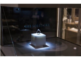 商品ケース内に ホログラム映像を投影できるシステムとは