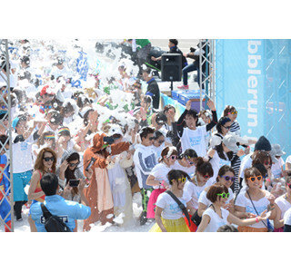 大阪府大阪市で「バブルラン」開催 - 泡まみれになって走りぬけ!