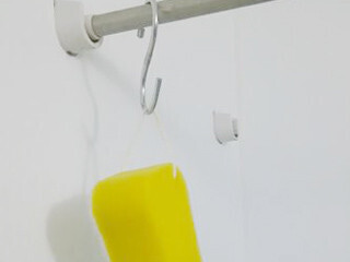 荷物の床置きを解消する方法 - 100均のS字フック活用編