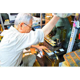 東京・徒蔵の下町ものづくりパワーを体験! - 大正創業の"箔押し工房"など激レア施設見学も