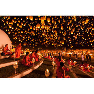 火が空を舞い、アルプスに宙づりで眠る!? 幻想的&仰天な世界の祭り7選