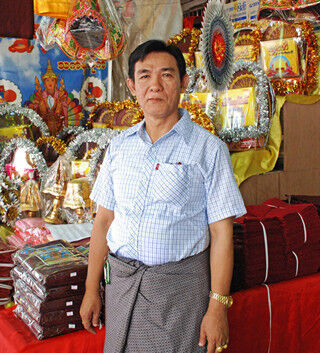 「普通に仕事をしているだけで功徳を積める仕事が誇り」 - ミャンマーの仏具店経営者の働き方
