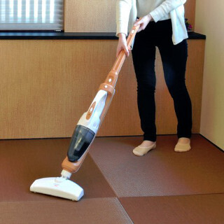 ドリテック、和室にマッチする木目調のスティック掃除機