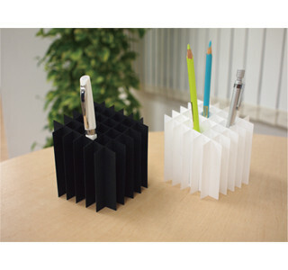 折りたたんで収納できる幾何学的ペンスタンド「Pantograph」発売