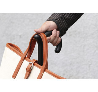 雨の日の通勤を快適に! カバンを掛けられる傘「rumbrella」登場