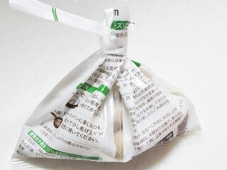 輪ゴムやクリップを使わずにウインナーの袋を閉じる方法