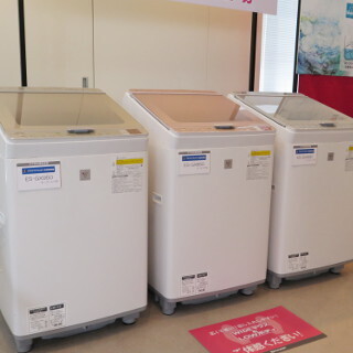 シャープ、ガラストップデザインを採用した縦型洗濯乾燥機